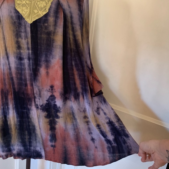 Gorgeous Umgee Blouse With Lace Trim Neckline - Picture 5 of 9